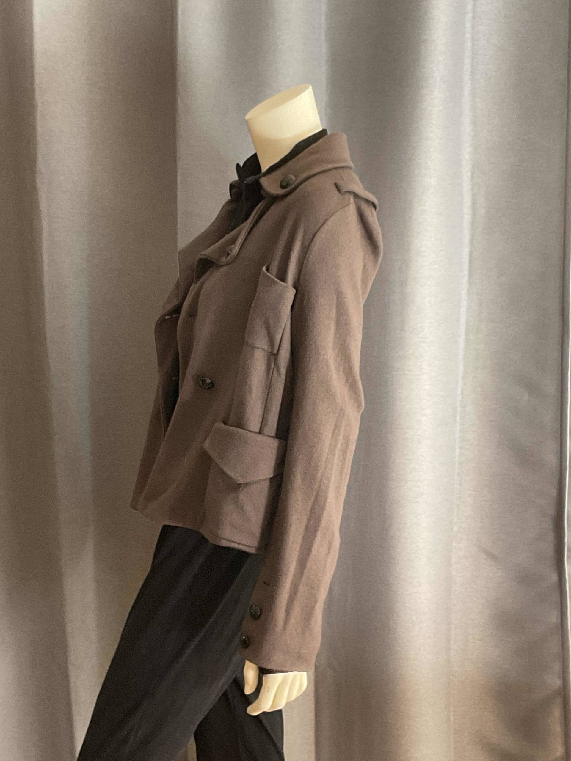 Vest taupe avec bouton noir M