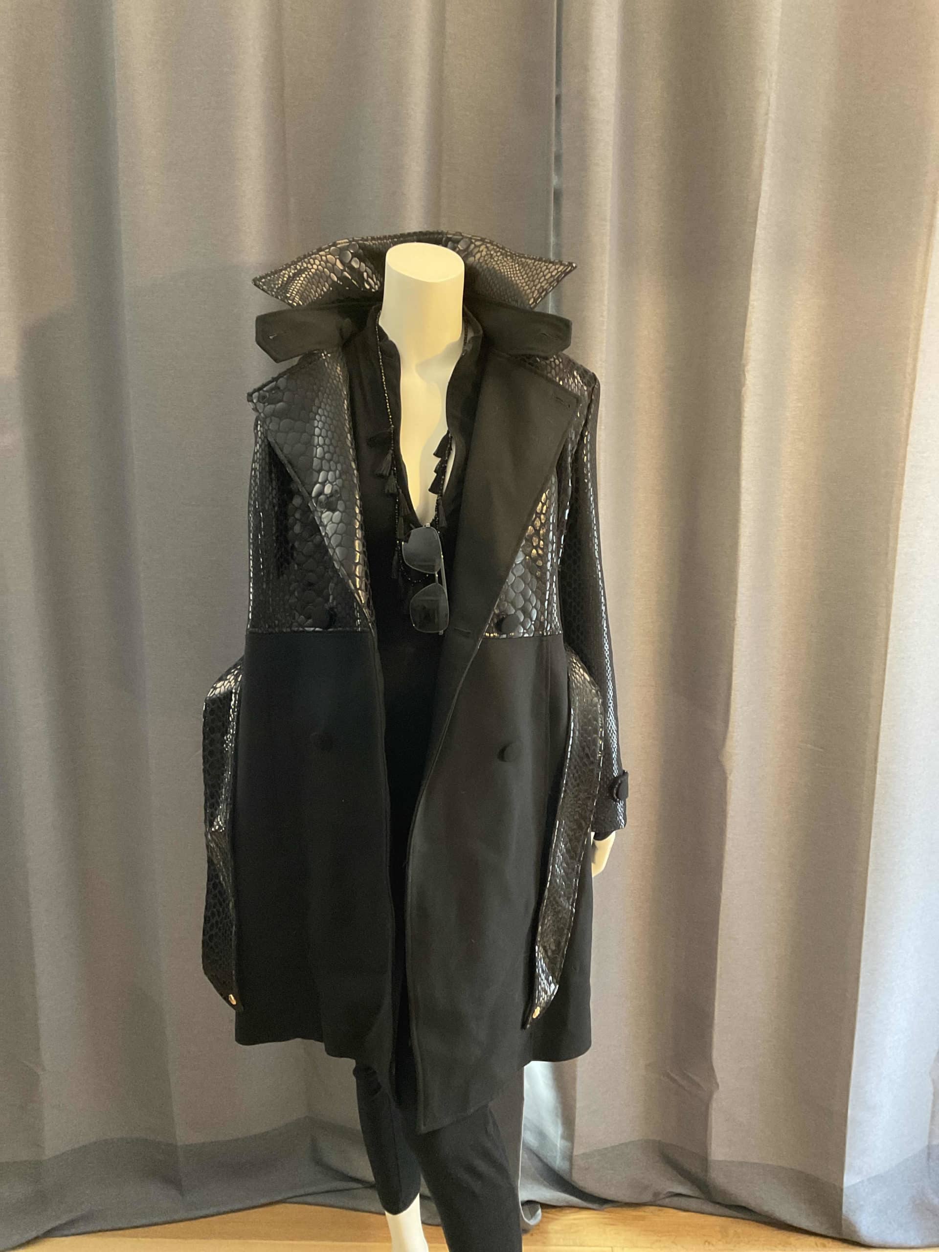 Manteau noir et brillant L