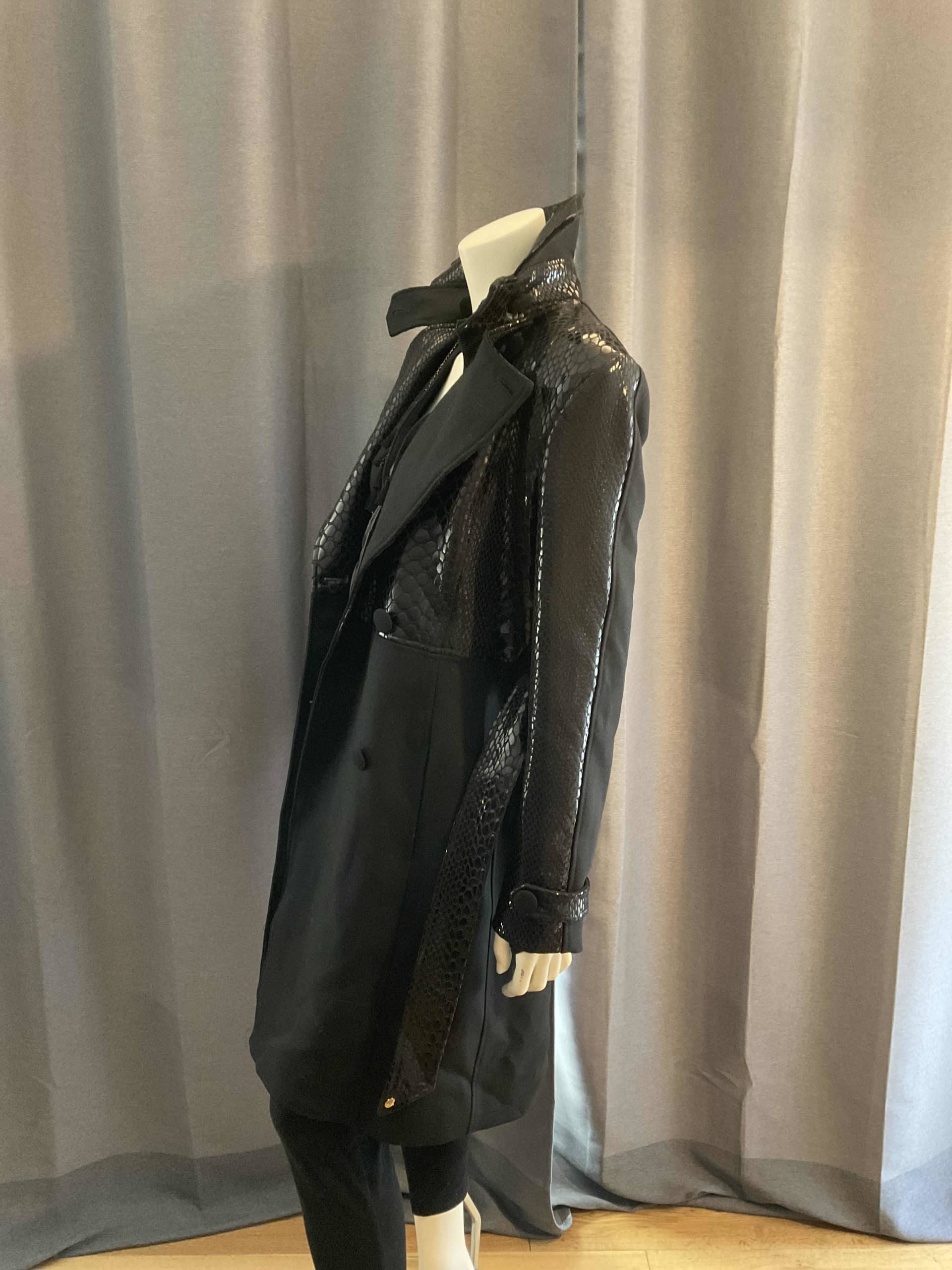 Manteau noir et brillant L