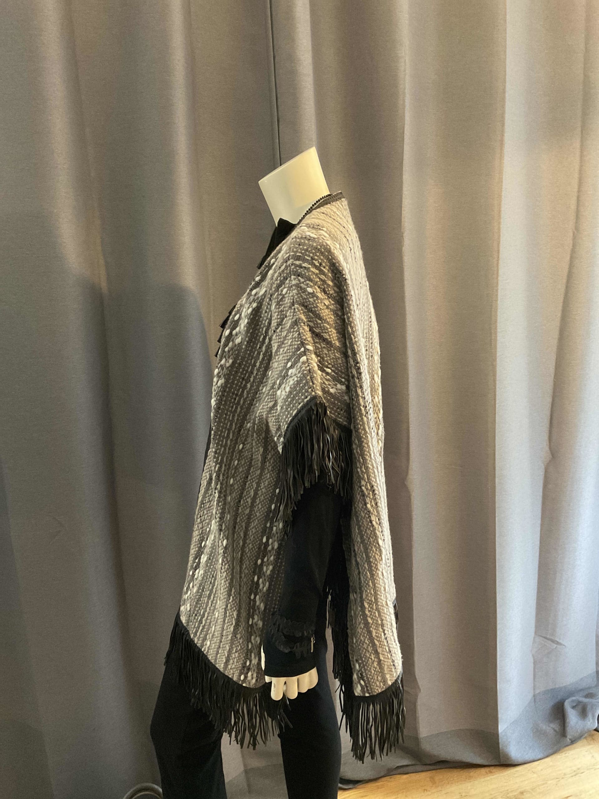 Poncho taupe et brun en laine et frange cuir TU